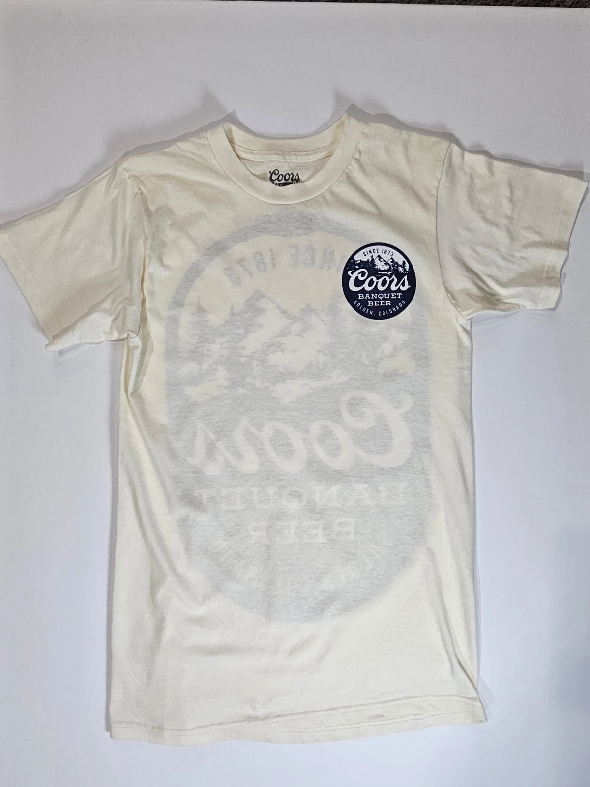 Coors Banque Beer T-shirt Mens Size Small Cream Blue Graphic Golden Colorado